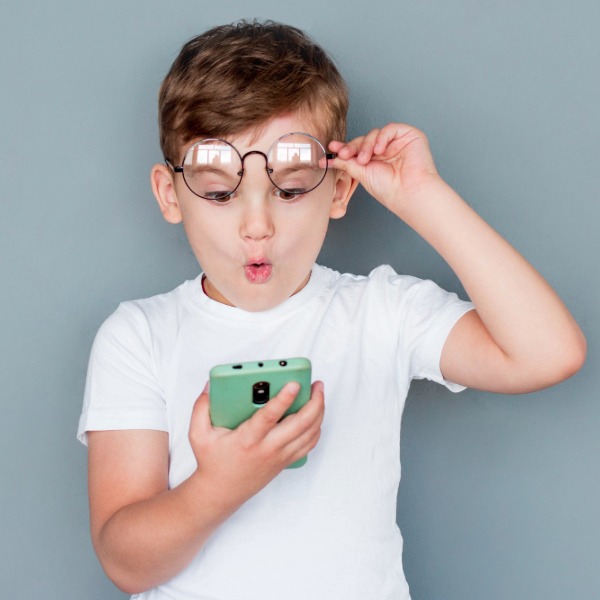 Ein Kind staunt über sein Smartphone